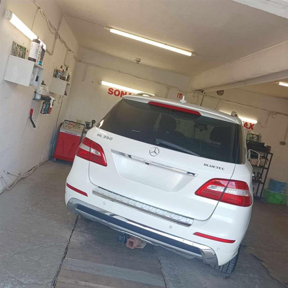 Baltas Mercedes-Benz ML po plovimo studijoje