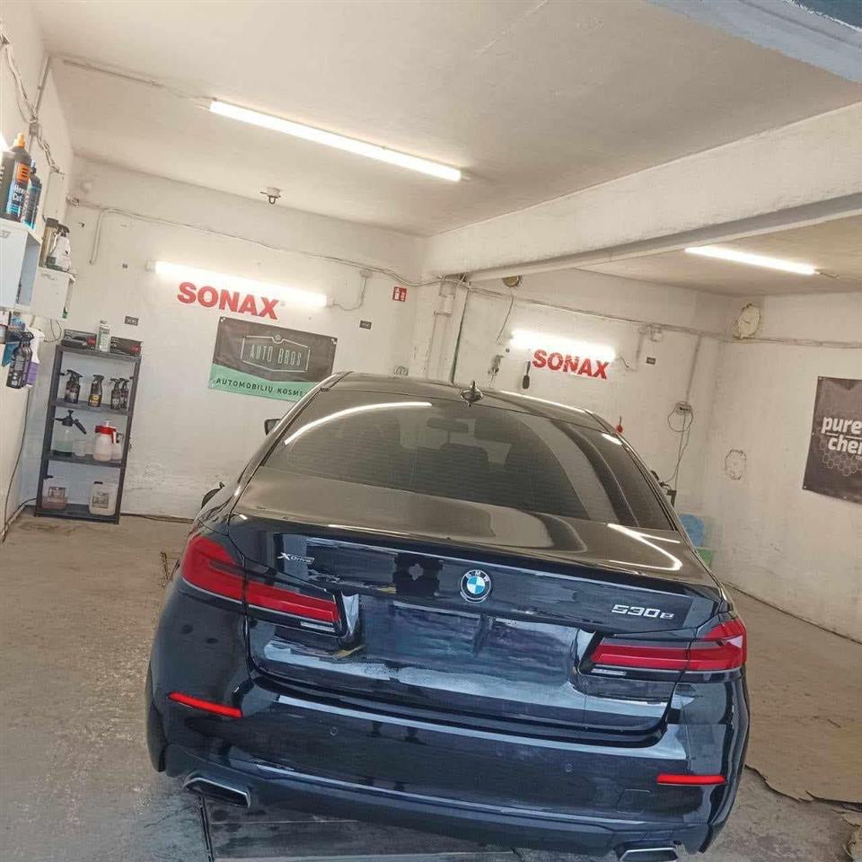 BMW 5 serija studijoje
