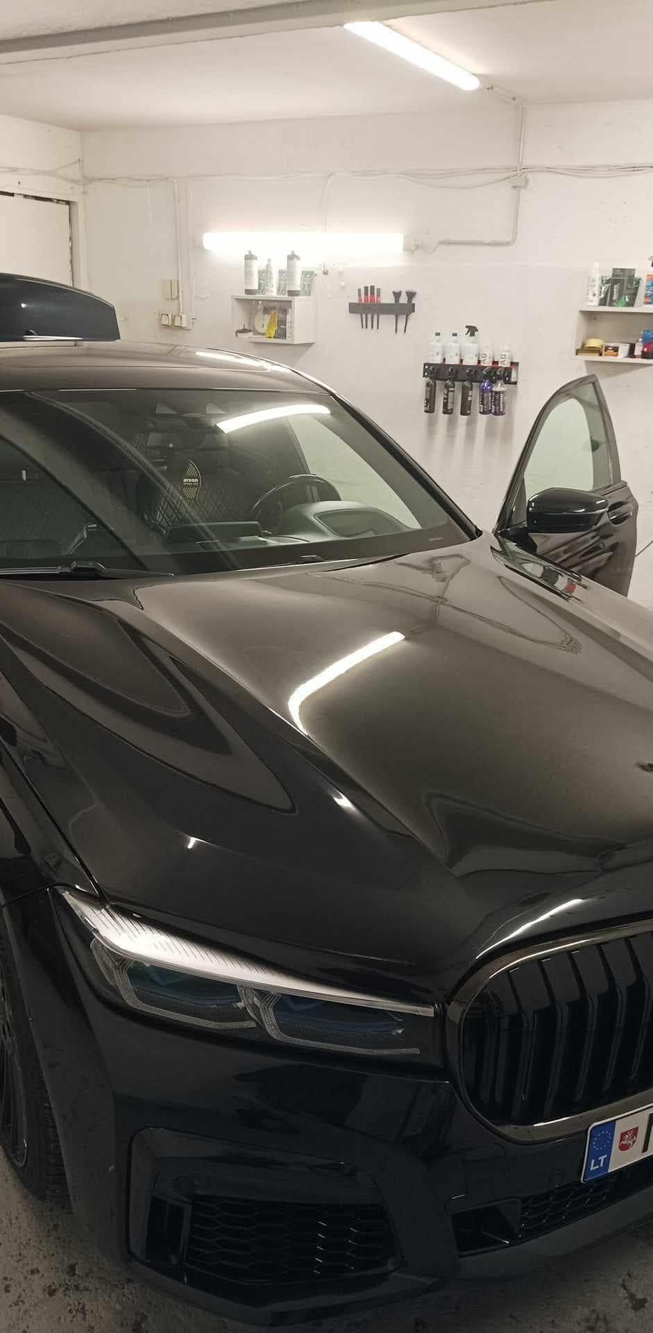 Automobilis studijoje prieš salono valymą